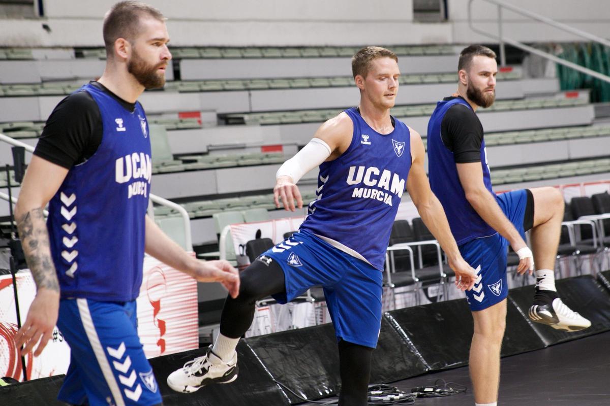 Nemanja Radovic, Ludde Hakanson y David Jelínek, en el entrenamiento en el Palacio