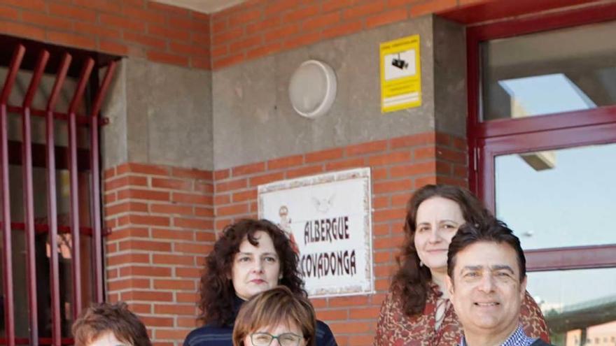 Por la izquierda, delante, Lina Menéndez, directora general de Servicios Sociales; Pilar Varela, consejera de Bienestar Social, y Lorenzo Mariñas, presidente de la Fundación Albergue Covadonga; detrás, Julia Castro, directora de programas del Albergue, y Cristina Avella, máxima responsable del centro.