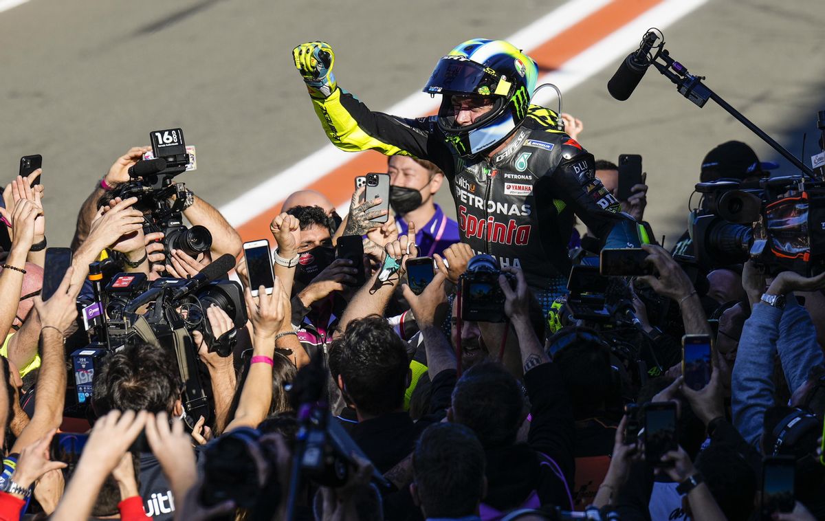 Bagnaia, el seu hereu, guanya el GP de l’adeu a Rossi