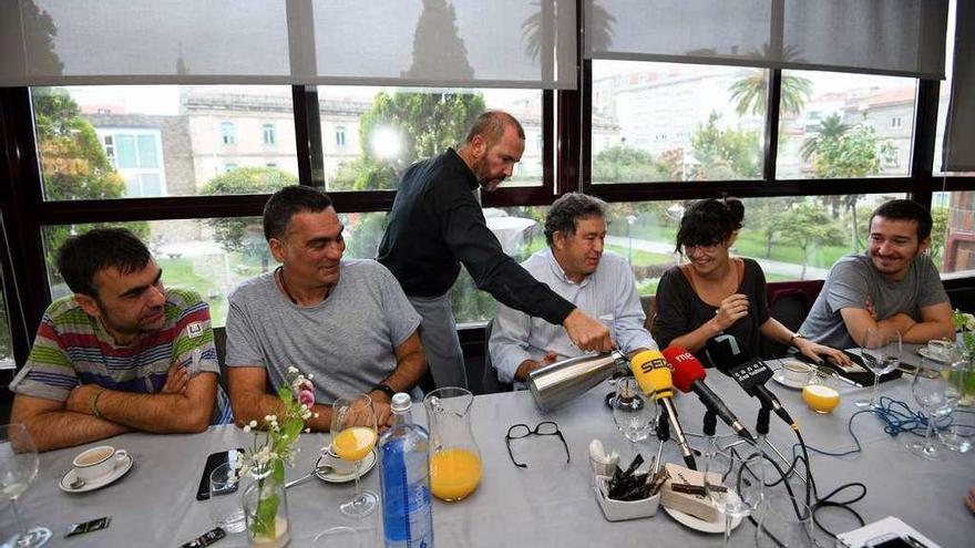 Un camarero sirve café al alcalde, acompañado por buena parte de su equipo en un desayuno informativo celebrado ayer. // Gustavo Santos