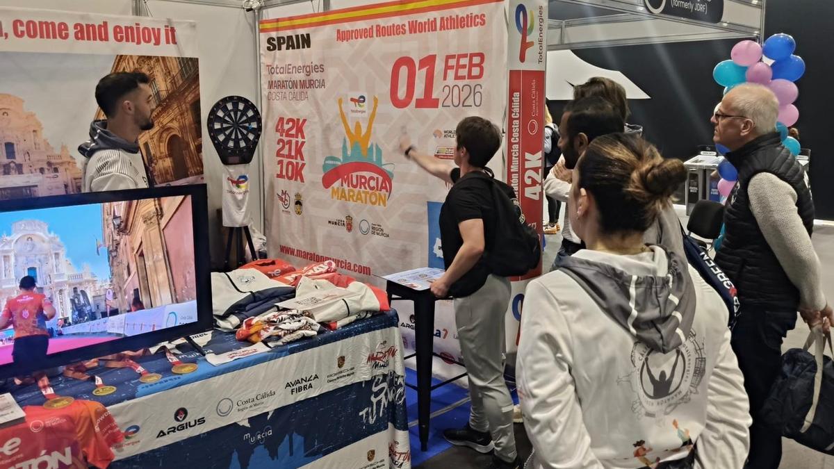 Stand de la TotalEnergies Murcia Maratón Costa Cálida en la Feria del Corredor de Londres
