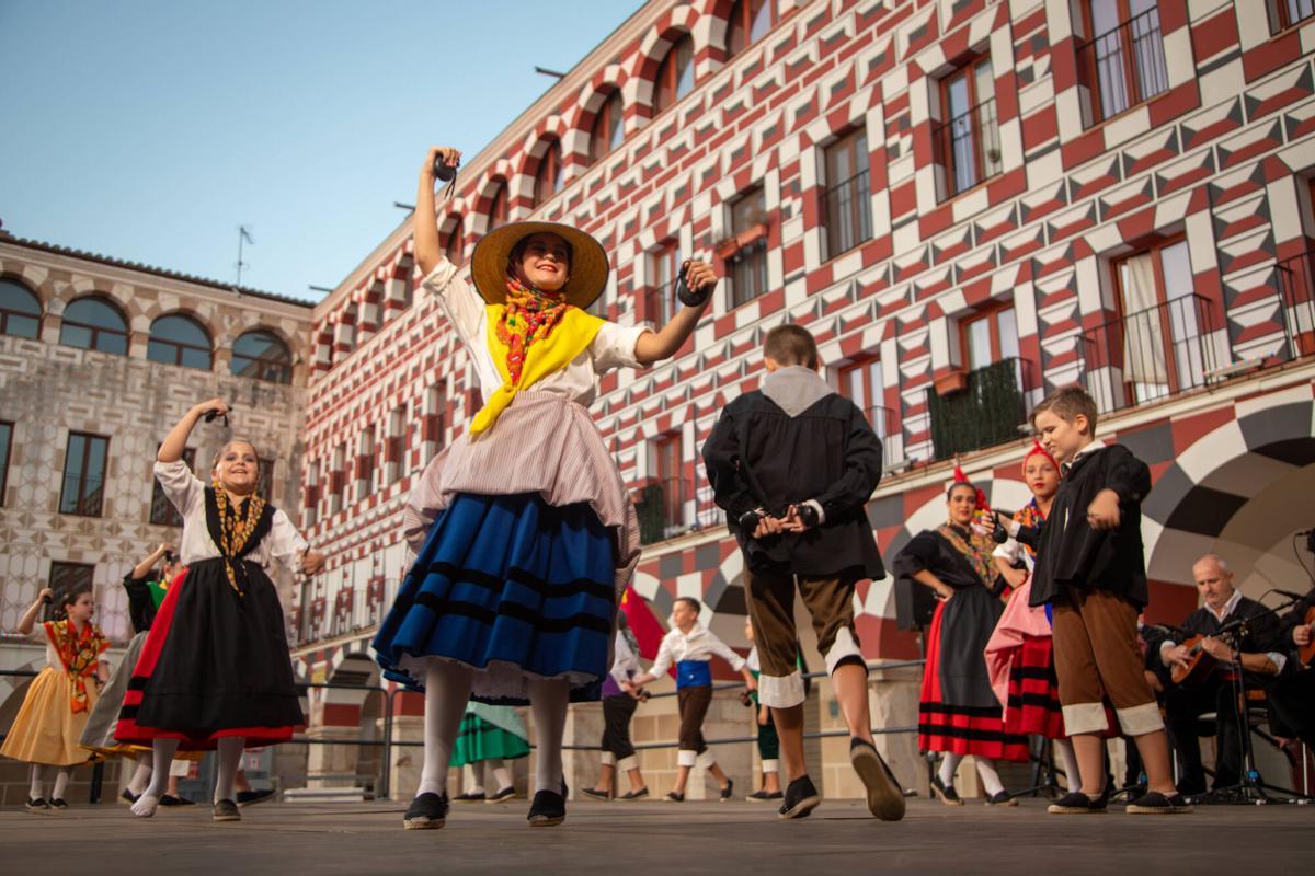 El folklore infantil toma la Plaza Alta de Badajoz