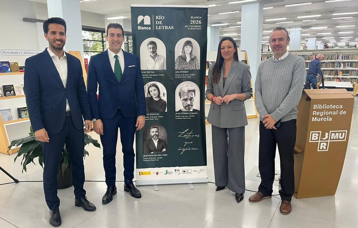 La consejera Carmen Conesa, con el alcalde de Blanca, Ángel Pablo Cano, el director general de Patrimonio Cultural y el director de la Biblioteca Regional.