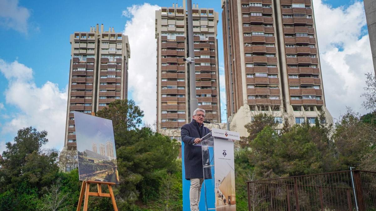 El alcalde de Esplugues de Llobregat, Eduard Sanz, durante el acto de comienzo de las obras del nuevo auditorio