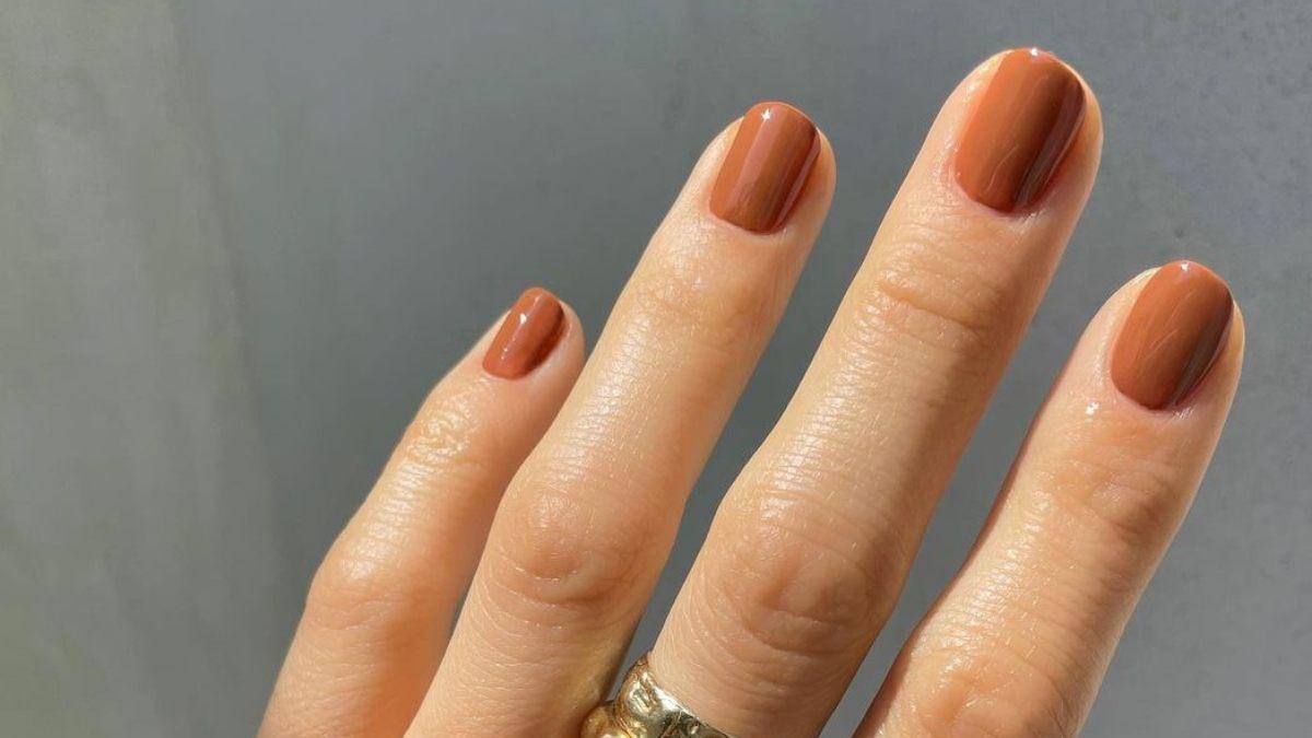 Manicura en tono tierra. Sobria, elegante y muy trendy.