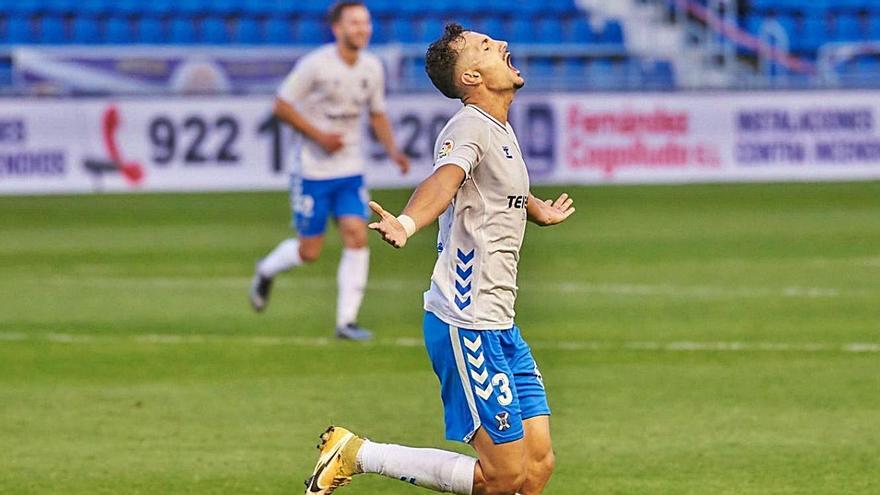 Álex Muñoz celebra un tanto.