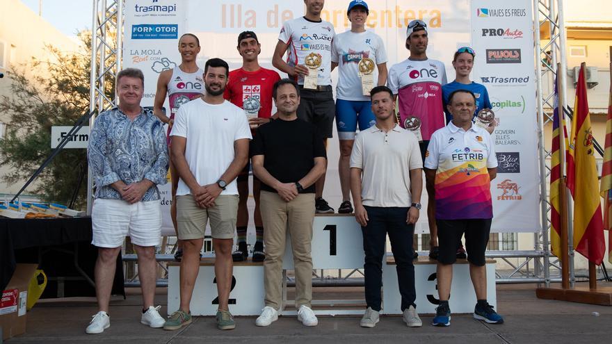 Alberto Parrilla y Chloé Serra logran la corona balear de triatlón olímpico en Formentera