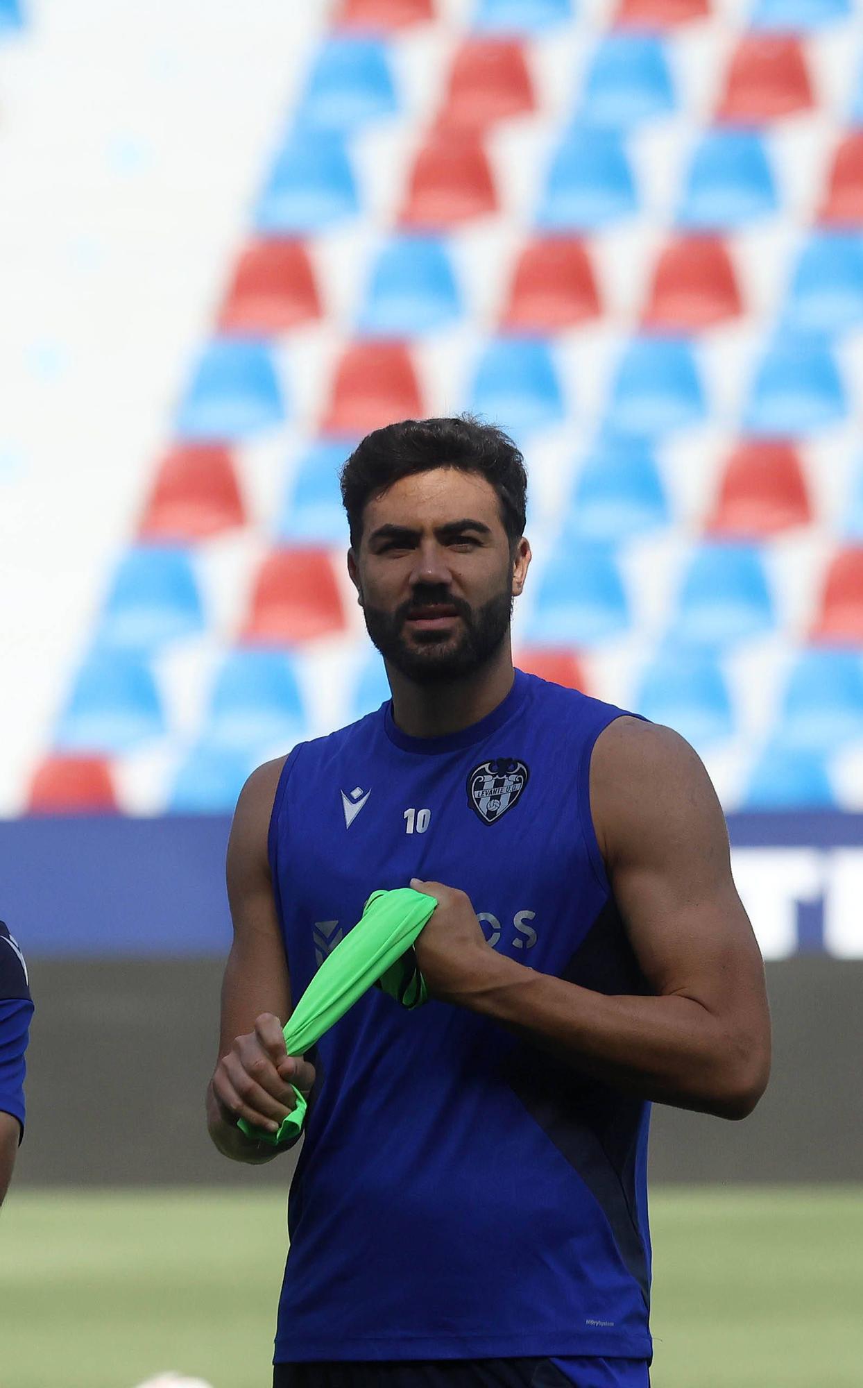 Ambiente de Primera en el entrenamiento a puertas abiertas