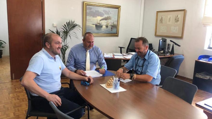 Un instante de la reunión que mantuvo ayer Arriaga con los representantes de Élite Taxi Tenerife.