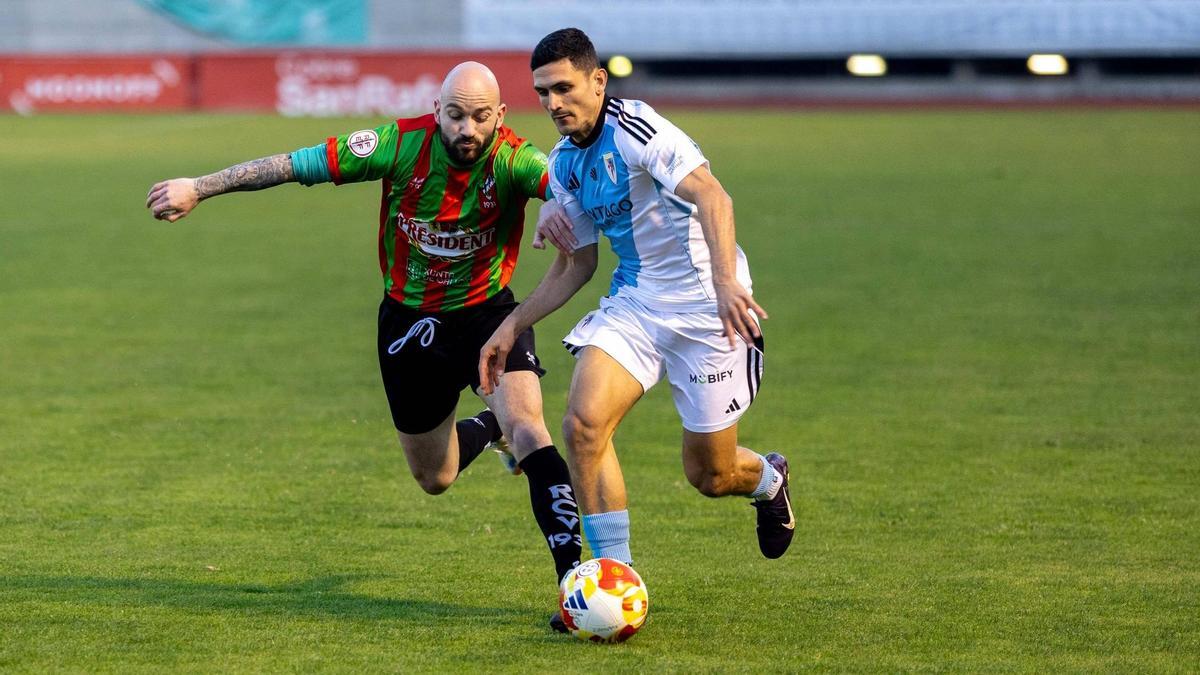 Antón Guisande conduce el balón ante Borja Míguez en el duelo entre Compos y Villalbés en el Vero Boquete.
