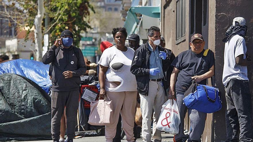 Personas sin hogar esperan por comida ayer en Los Ángeles.