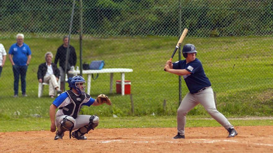 El Halcones, durante un partido en la localidad coruñesa de Cambre. // Miguel Borrás