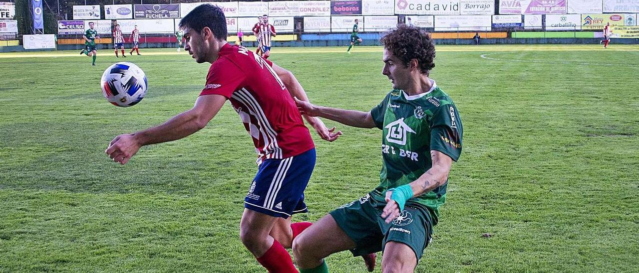 Manu García protege el balón en el duelo entre Alondras y Arenteiro. |  // CARLOS PETEIRO