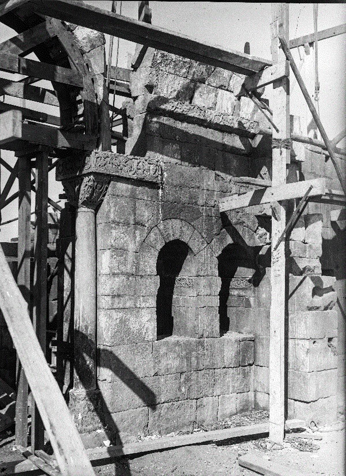 Desmontaje de San Pedro de la Nave para su traslado. Interior del templo.