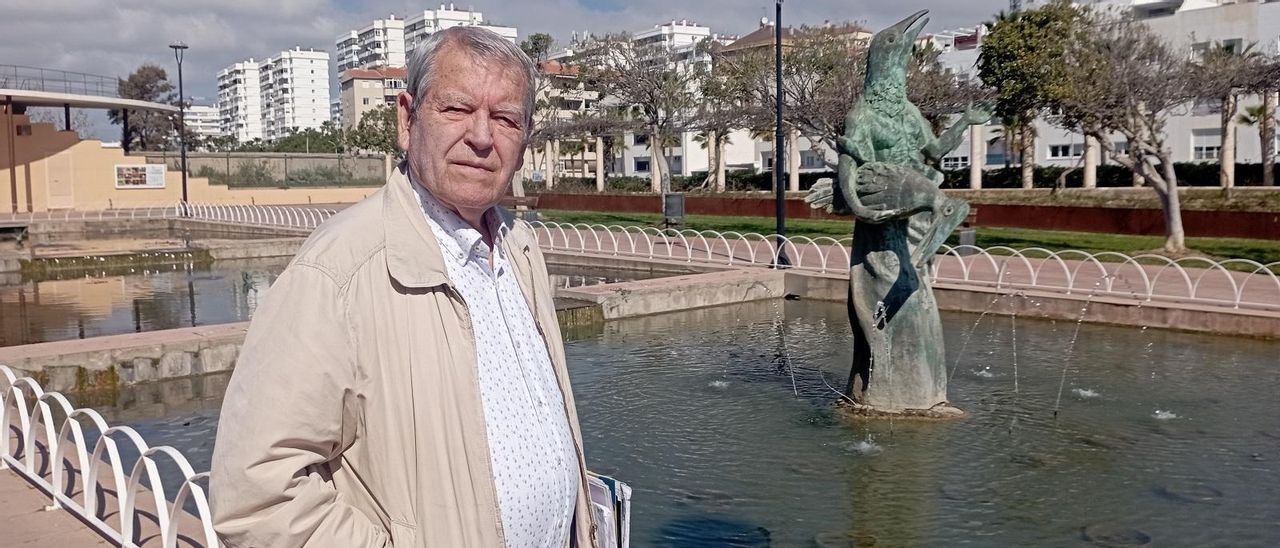 José Antonio Sierra, en el Parque del Oeste, delante de una escultura de Stefan von Reiswitz.