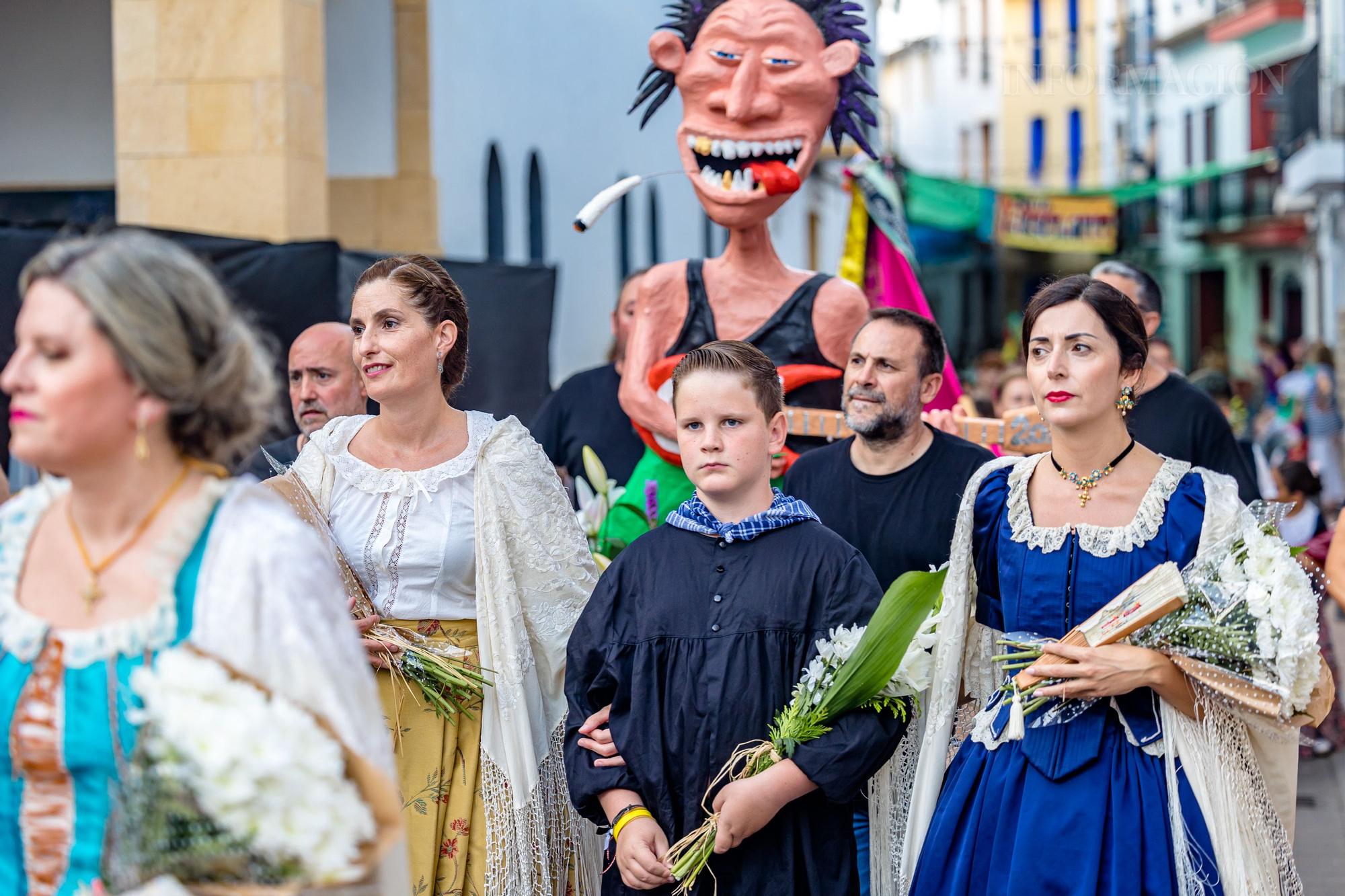 Ofrenda de flores a la Mare de Déu de l'Assumpciò en La Nucía