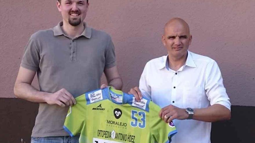 Ander Iriarte y José Antonio Quintana, con la camiseta del MMT Seguros.