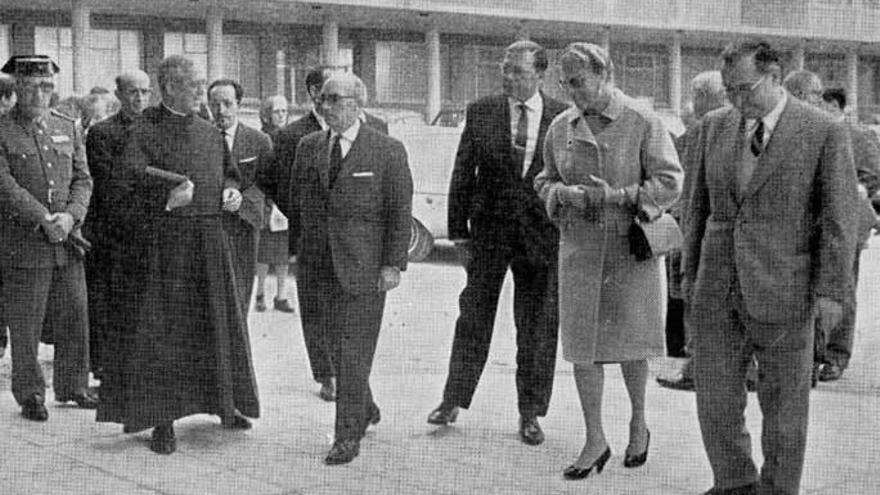 El entonces alcalde de Avilés, Fernando Suárez del Villar, con otras autoridades en la inauguración del colegio.