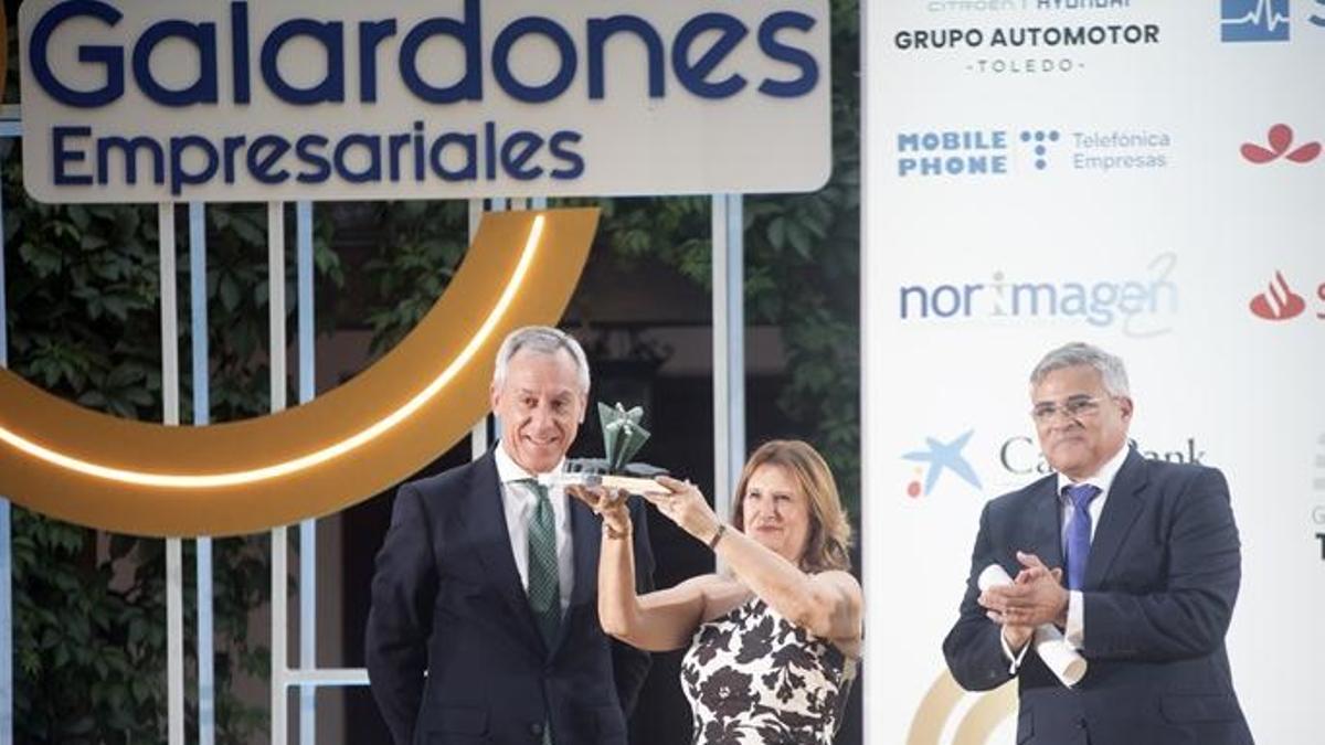 Javier López Martín entregó el premio "Empresaria del Año" a Carmen Herranz, de la empresa Ilarcuris Home, como patrocinador de este significativo galardón.