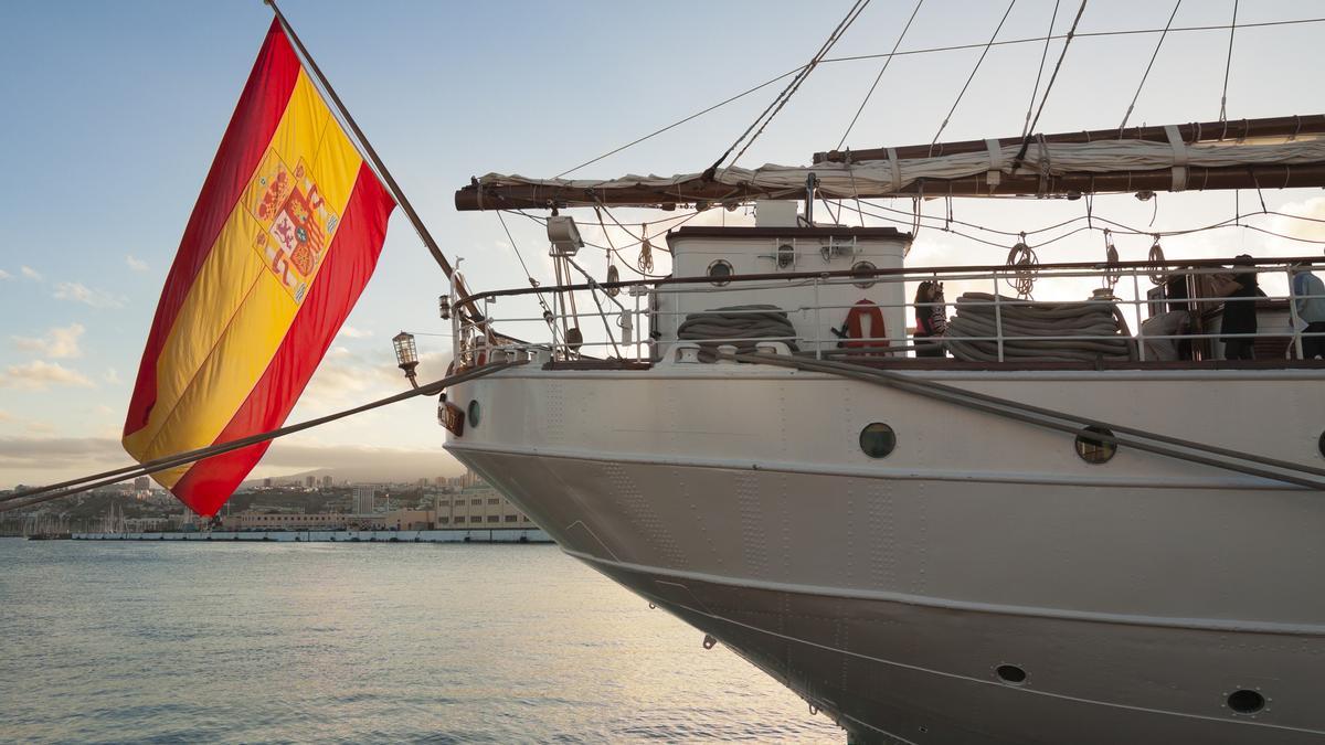 ¿Por qué los barcos deben llevar una colección de banderas en su interior?