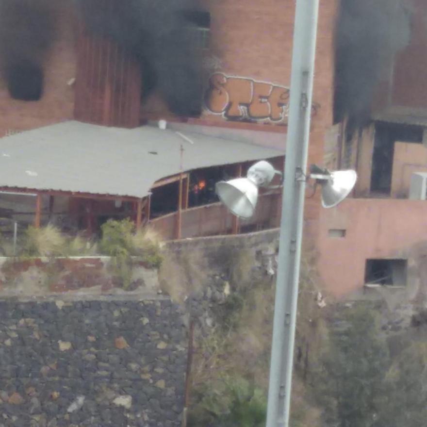 Voraz incendio en un edificio de la calle Salamanca de Santa Cruz de Tenerife