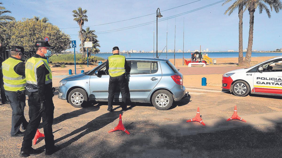 Control policial en Islas Menores, en Cartagena, durante la primera ola de la pandemia.