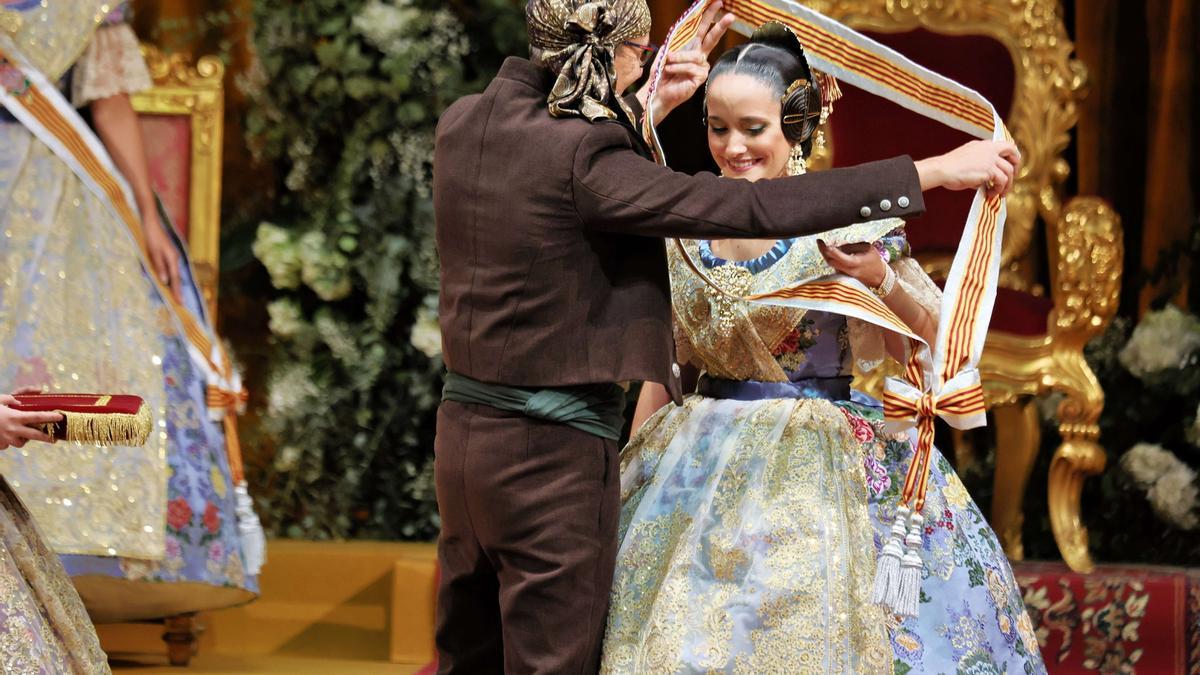 Santiago Ballester impone la banda a una de las falleras de la corte