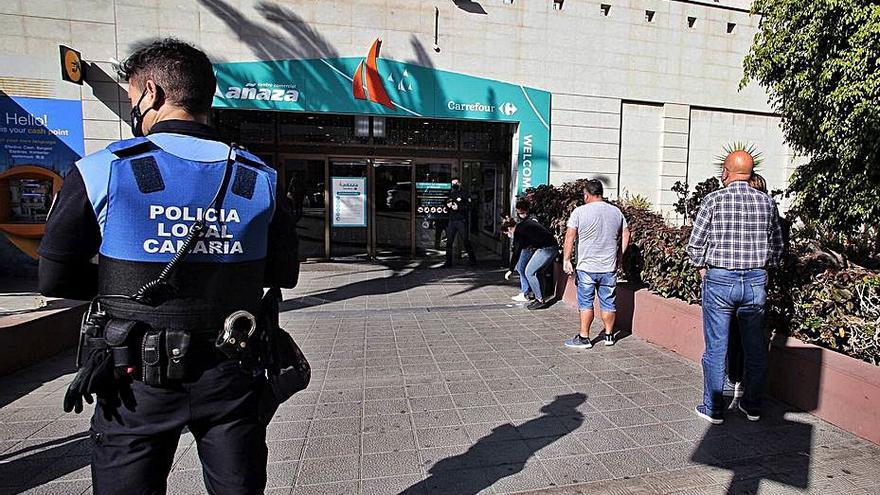 Policía de Santa Cruz en un acces al centro comercial de Añaza.