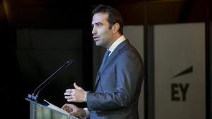 El ministro de economía, Carlos Cuerpo, interviene en una presentación en la Cúpula de Torre Azca, a 14 de octubre de 2024, en Madrid (España).