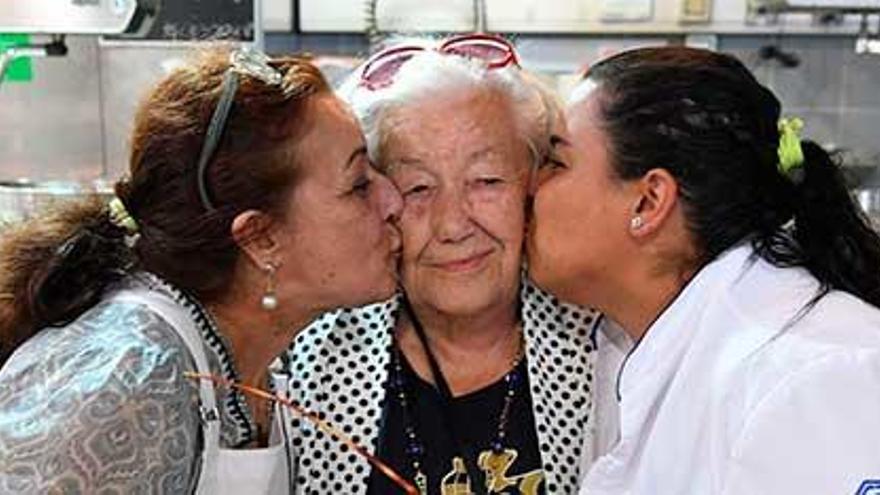 María de la Merced, Aurora Fernández y Aurora Pato, en su puesto de venta de pescado y marisco, de la plaza de Lugo.