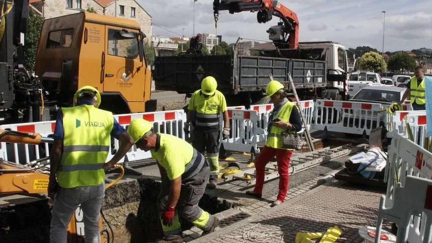 Obras en la red general de aguas para reparar las averías que afectaron la pasada semana a Marín. // S. Á.