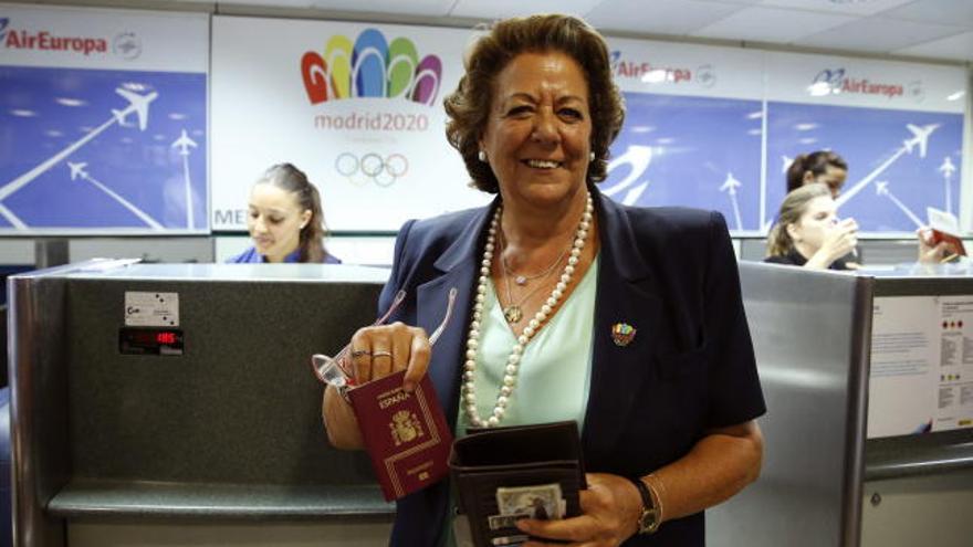 La alcaldesa de Valencia, Rita Barberá, en el aeropuerto de Barajas.