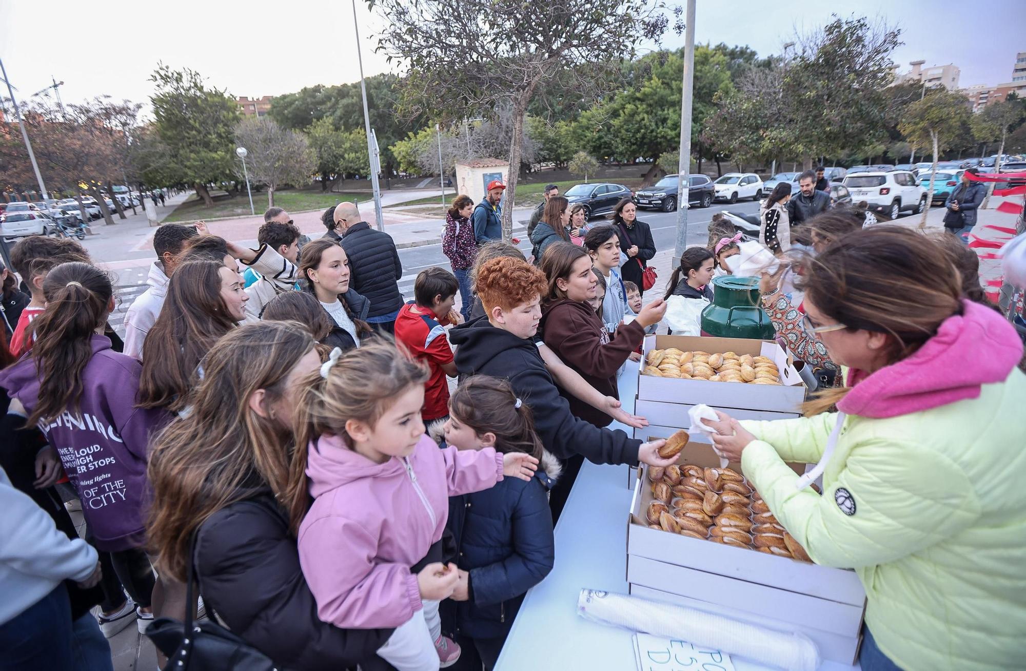 Chocolatada reivindicativa por el nuevo colegio La Almadraba de Alicante