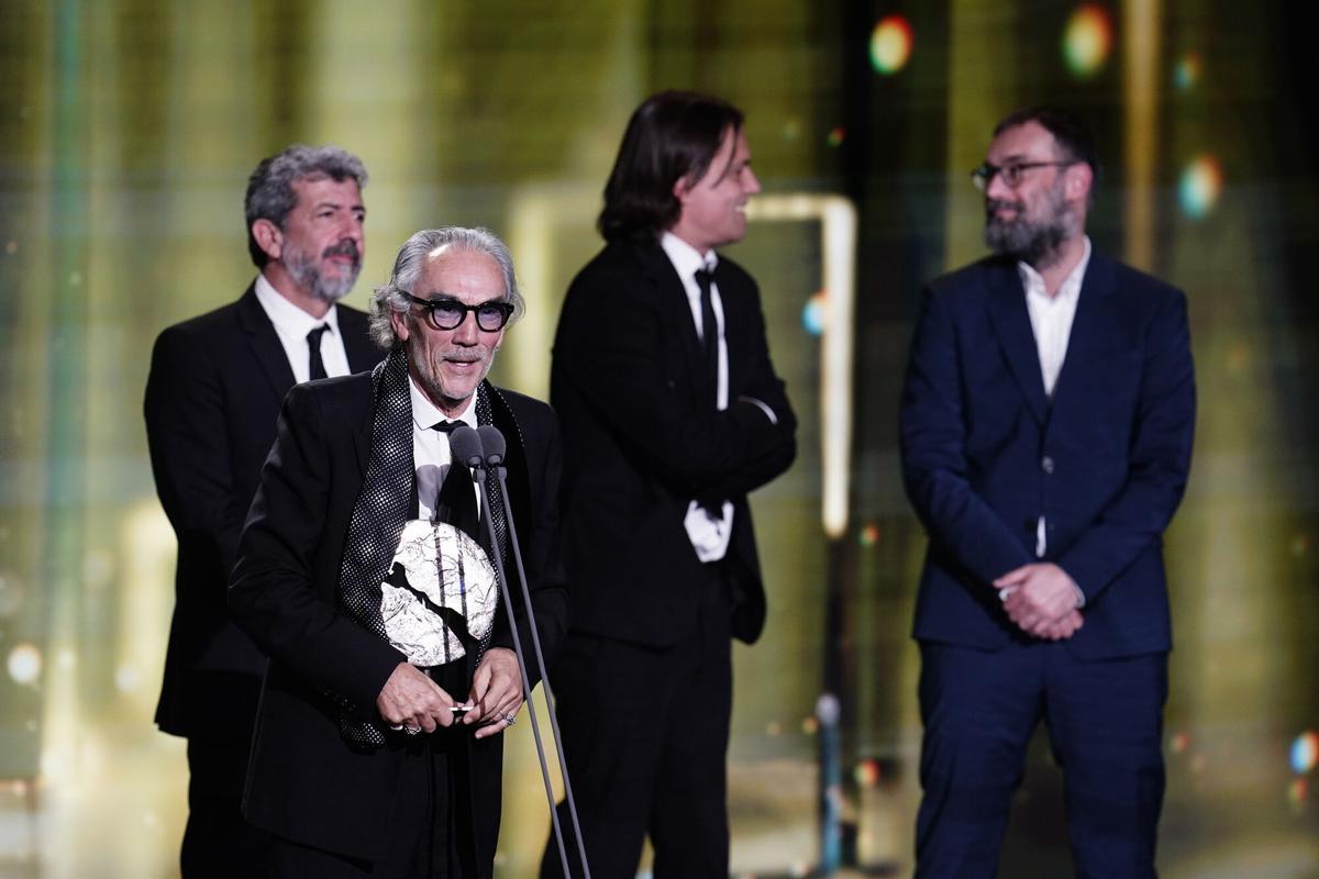 El director Alberto Rodríguez interviene junto al equipo de 'Anatomía de un instante' tras recoger el premio a 'Mejor serie de ficción' durante la gala de la 31 edición de los Premios José María Forqué, en el Palacio Municipal de IFEMA, a 13 de diciembre de 2025, en Madrid (España). Los Premios Cinematográficos José María Forqué, conocidos como ‘Premios Forqué’, fueron creados en 1996 por la Entidad de Gestión de Derechos de los Productores Audiovisuales (Egeda) para honrar la memoria de José María Forqué, figura en la cinematografía española y primer presidente de Egeda. EGEDA creó el premio con el objetivo de difundir la importancia de la industria audiovisual española e impulsar la figura del productor cinematográfico. 13 DICIEMBRE 2025;GALA;PREMIOS FORQUÉ;FORQUÉ;PREMIOS;31 EDICIÓN;IFEMA;MADRID A. Pérez Meca / Europa Press 13/12/2025. Alberto Rodríguez;A. Pérez Meca;
