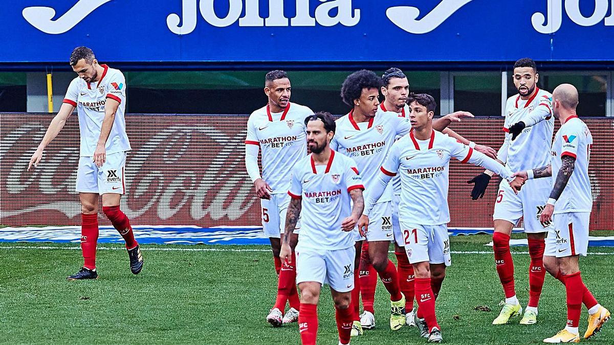 Los jugadores del Sevilla celebran el primer gol. |  // EFE