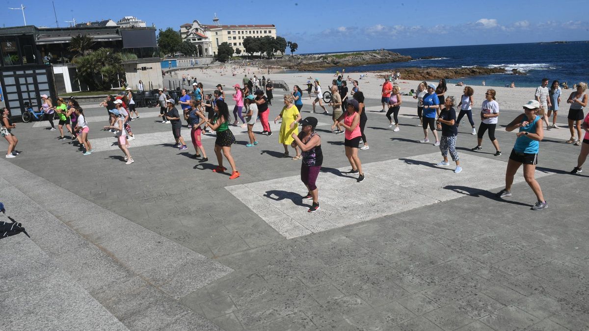 Actividades en la playa de Riazor dentro del programa Coruña en Forma