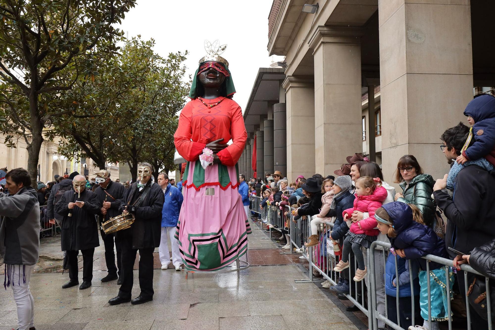 La lluvia no desanima el colorido carnaval infantil de Zaragoza