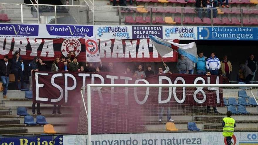 Los peñistas de Fondo Norte antes de comenzar el partido. // Gustavo Santos