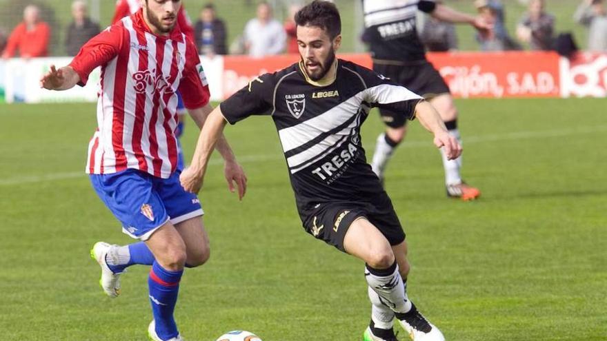 Keko, del Lealtad, corta una acción del sportinguista Guillermo en el partido de la pasada jornada.