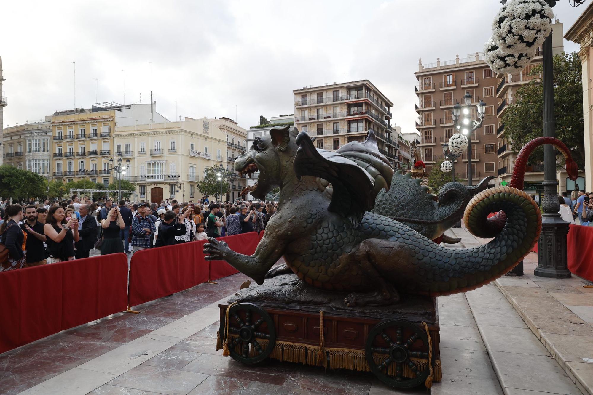 Así ha sido el traslado de las Rocas del Corpus a la Plaza de la Virgen