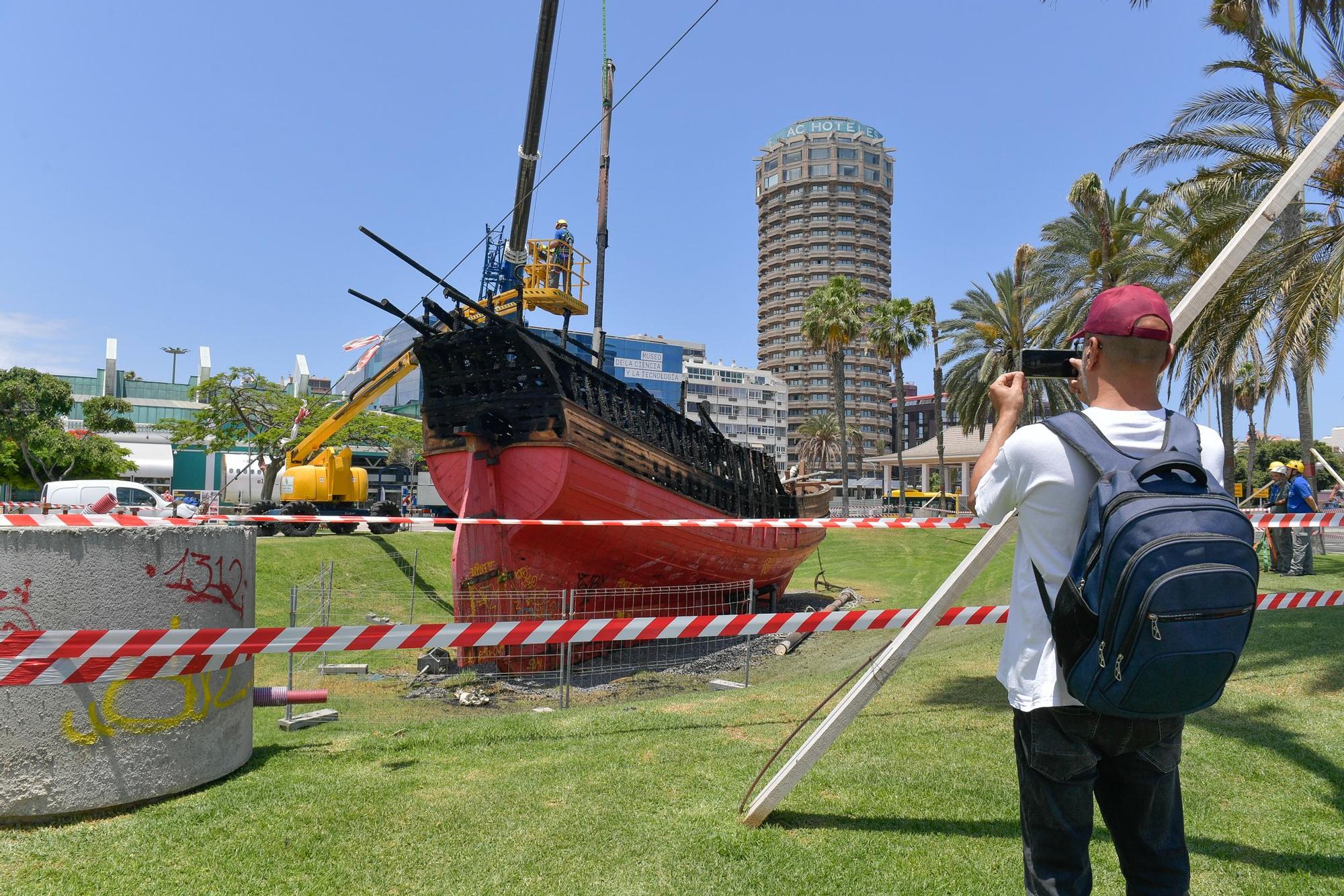 Arde la réplica de 'La Niña' en el Parque de Santa Catalina