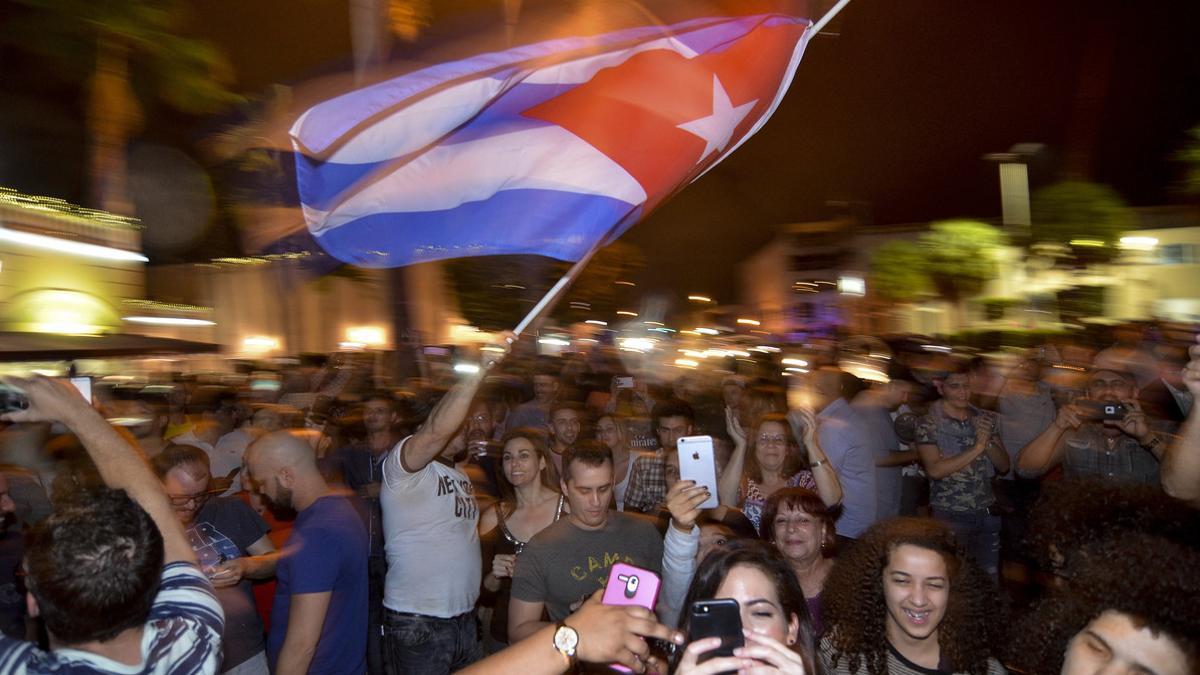 Cientos de cubanos han salido a las calles de la Pequeña Habana (Miami) para celebrar la muerte de Fidel Castro.