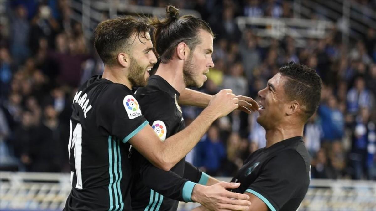 Bale, felicitado por sus compañeros tras marcar el 1-3