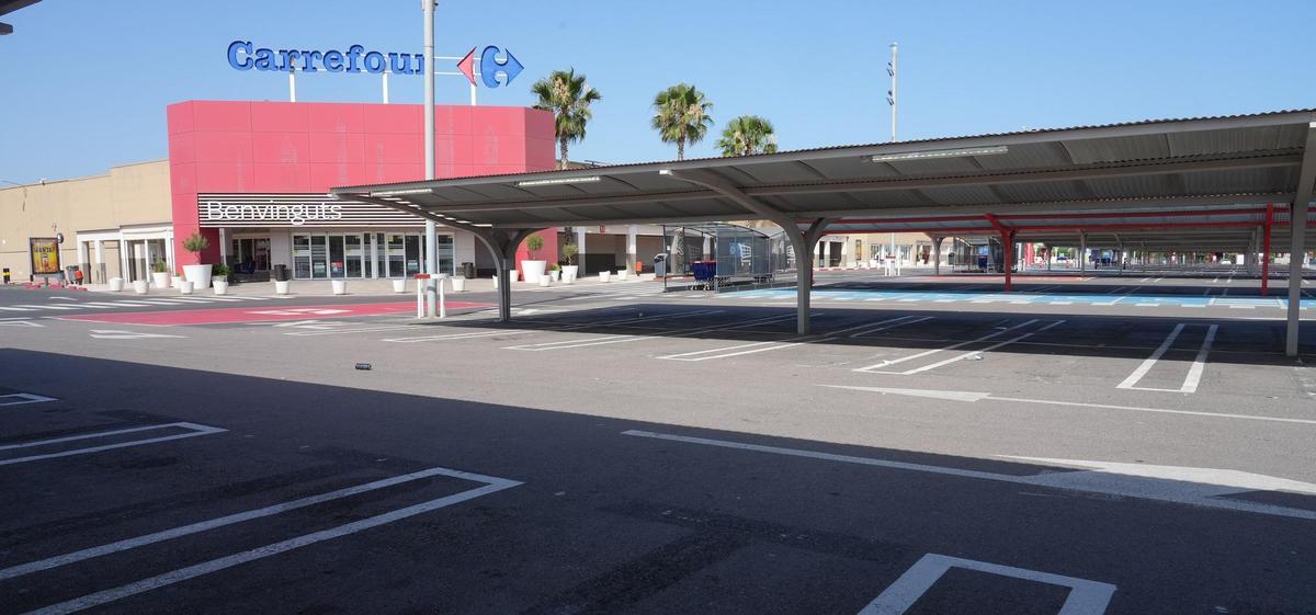 Imagen del aparcamiento de un supermercado de Castellón durante un día festivo.
