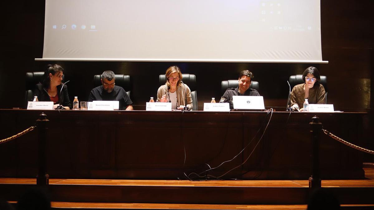 De izquierda a derecha, Lourdes Barón, mediadora de la mesa redonda; David Casanova, subinspector del Grupo de Menores (Grume); Gema Luengo, jueza del Juzgado de Instrucción número 9; Carlos Franco, inspector de Participación Ciudadana, y Violeta Barba, abogada de Zaragoza.