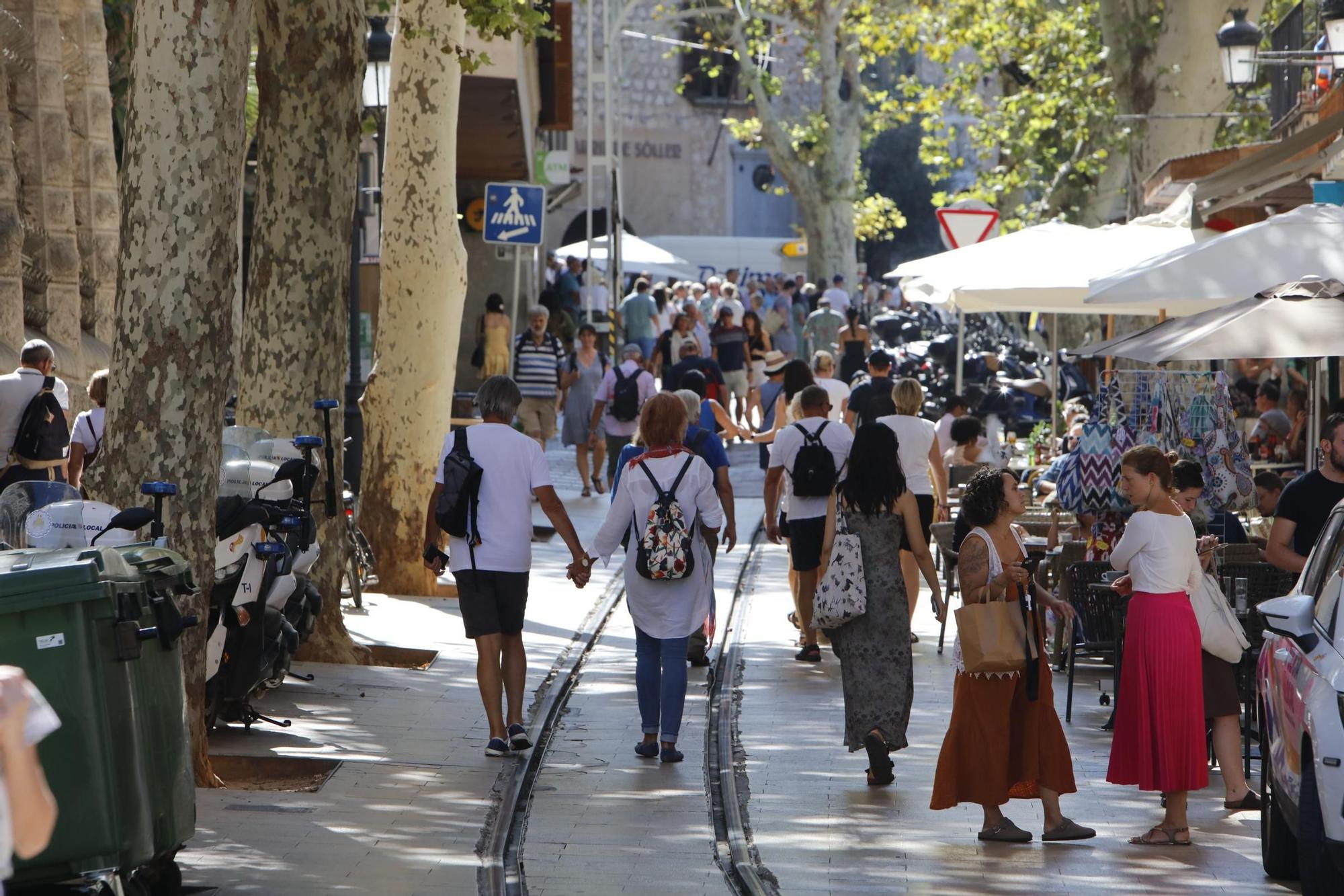 Wie im Hochsommer: Im Zentrum von Sóller auf Mallorca ist es auch im Oktober rappelvoll