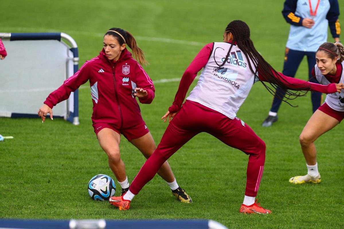 Aitana Bonmatí, actual Balón de Oro, entrenado con la selección española en Burgáns.