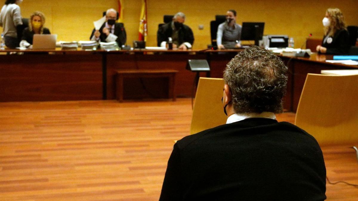 L’acusat durant el judici de l’estafa del Goya fals, ahir a l’Audiència de Girona. | ACN