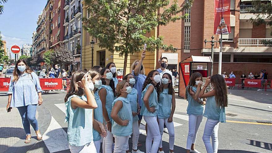 Galiana, junto a Carla García y su Corte de Honor.  | F.BUSTAMANTE