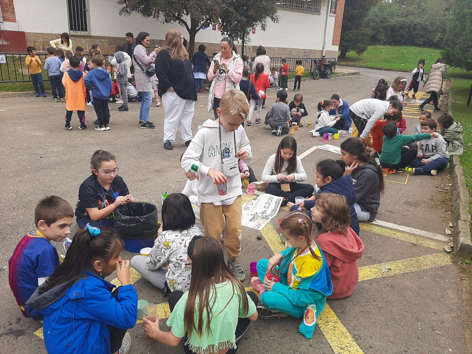 Los niños del Arregui celebran el magüestu con música y juegos tradicionales